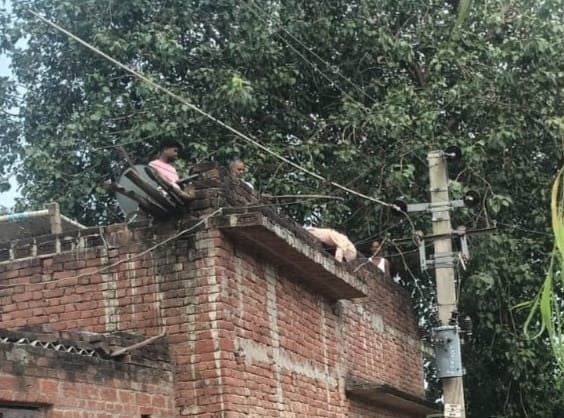 सिंधौली के गांव दियूरिया कल्यानपुर गांव में करंट से महिला की मौत के बाद लगी लोगों की भीड़। स्रो सिंधौली के गांव दियूरिया कल्यानपुर गांव में करंट से महिला की मौत के बाद लगी लोगों की भीड़। स्रो