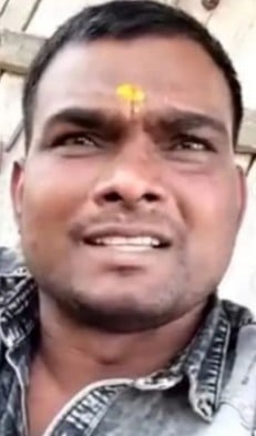 सड़क पर गिरे फरार हिस्ट्रीशीटर को गिरफ्तार करती पुलिस टीम -स्रोत-पुलिस विभाग सड़क पर गिरे फरार हिस्ट्रीशीटर को गिरफ्तार करती पुलिस टीम -स्रोत-पुलिस विभाग