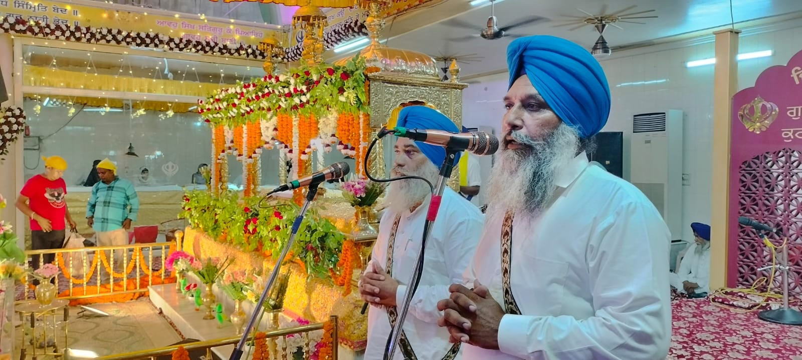 शाहजहांपुर में गुरुद्वारा श्री कुटिया साहिब में संत समागम में शीश नवाने के लिए लाइन में लगी संग शाहजहांपुर में गुरुद्वारा श्री कुटिया साहिब में संत समागम में शीश नवाने के लिए लाइन में लगी संग