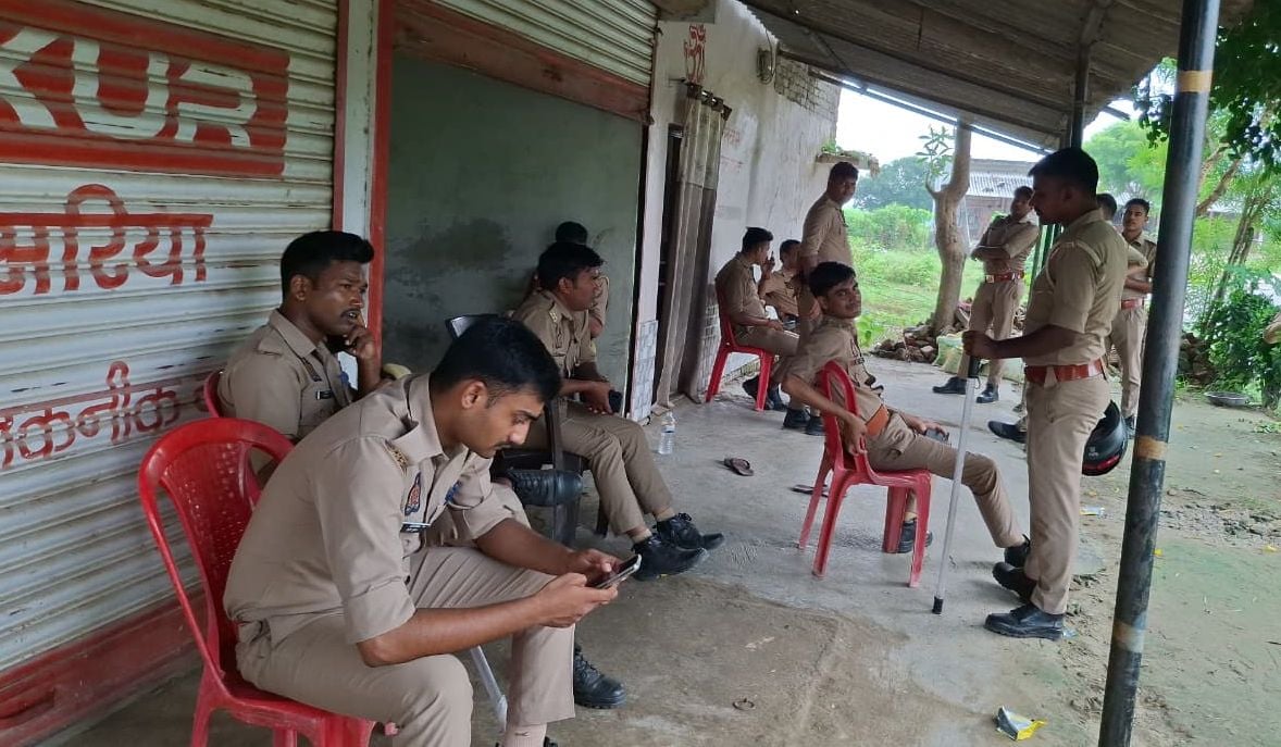 शाहपुर से मृतक विनोद साहनी की घर के तरफ जाने वाले रास्ते पर पुलिस की घेराबंदी। - संवाद