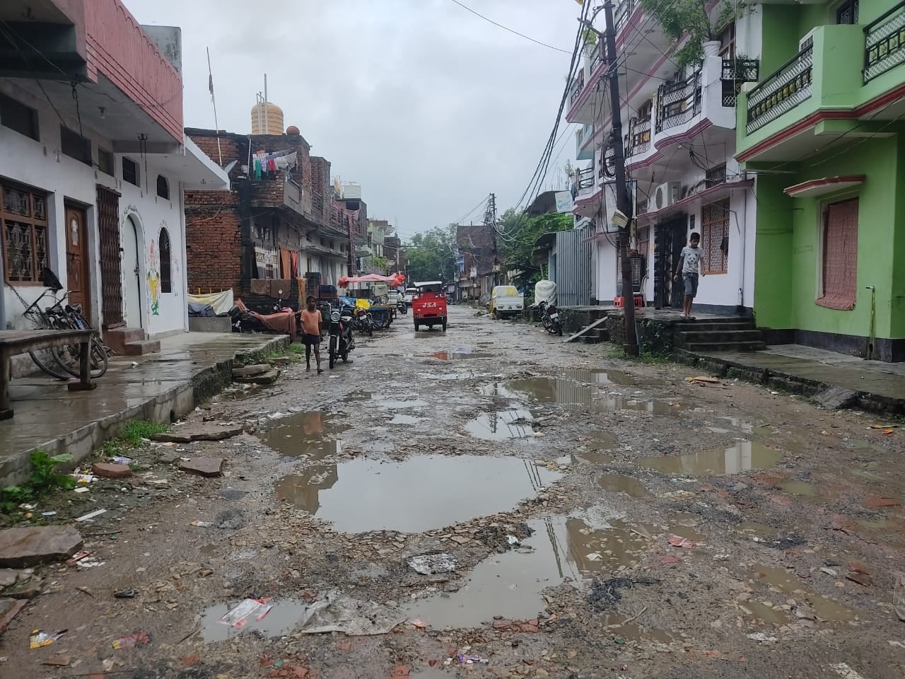 शहर के कालीचौरा से दलालघाट तक जाने वाले मार्ग पर हुए गड्ढे। संवाद शहर के कालीचौरा से दलालघाट तक जाने वाले मार्ग पर हुए गड्ढे। संवाद