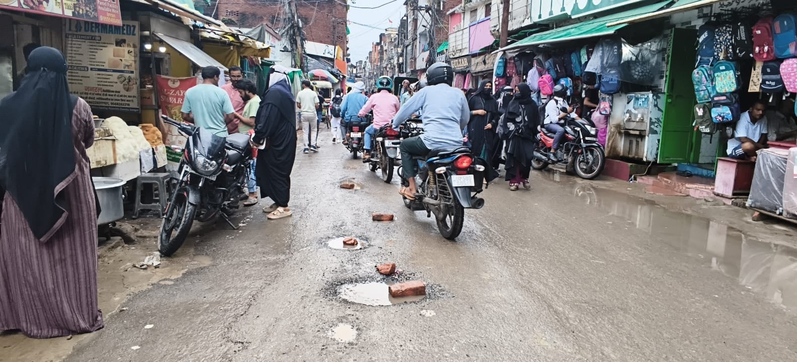 शहर के कालीचौरा से दलालघाट तक जाने वाले मार्ग पर हुए गड्ढे। संवाद शहर के कालीचौरा से दलालघाट तक जाने वाले मार्ग पर हुए गड्ढे। संवाद