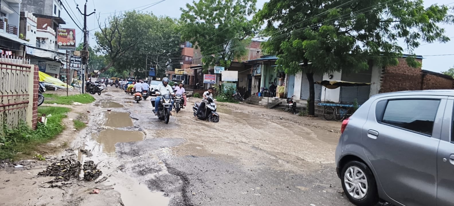 शहर के कालीचौरा से दलालघाट तक जाने वाले मार्ग पर हुए गड्ढे। संवाद शहर के कालीचौरा से दलालघाट तक जाने वाले मार्ग पर हुए गड्ढे। संवाद