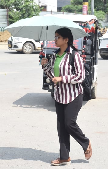 तेज धूप से परेशान लोग। तेज धूप से परेशान लोग।