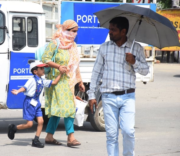 तेज धूप से परेशान लोग। तेज धूप से परेशान लोग।