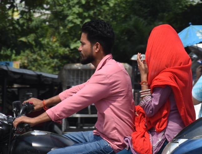 तेज धूप से परेशान लोग। तेज धूप से परेशान लोग।