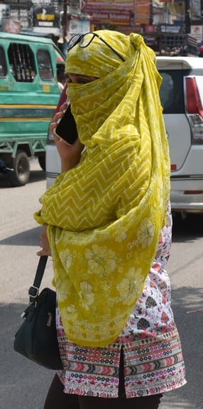तेज धूप से परेशान लोग। तेज धूप से परेशान लोग।