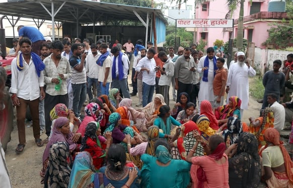 दुख। बिजनौर के जलालपुर काजी में दंपती की हत्या पर विलाप करते परिजन। संवाद दुख। बिजनौर के जलालपुर काजी में दंपती की हत्या पर विलाप करते परिजन। संवाद