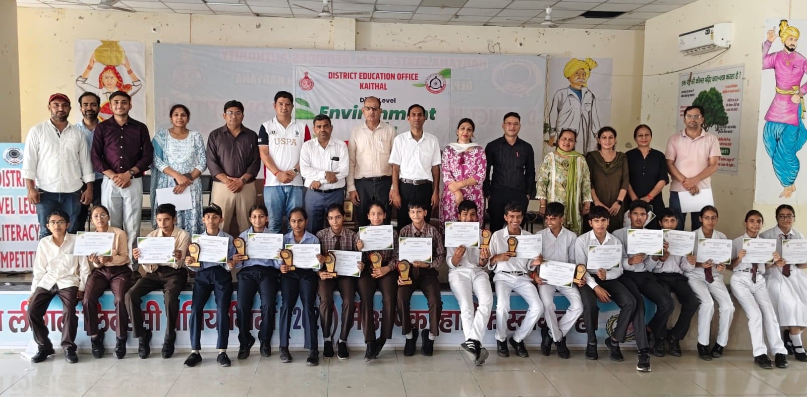 विजेता स्कूल टीमों के साथ शिक्षा विभाग के अधिकारी व अन्य। विज्ञप्ति