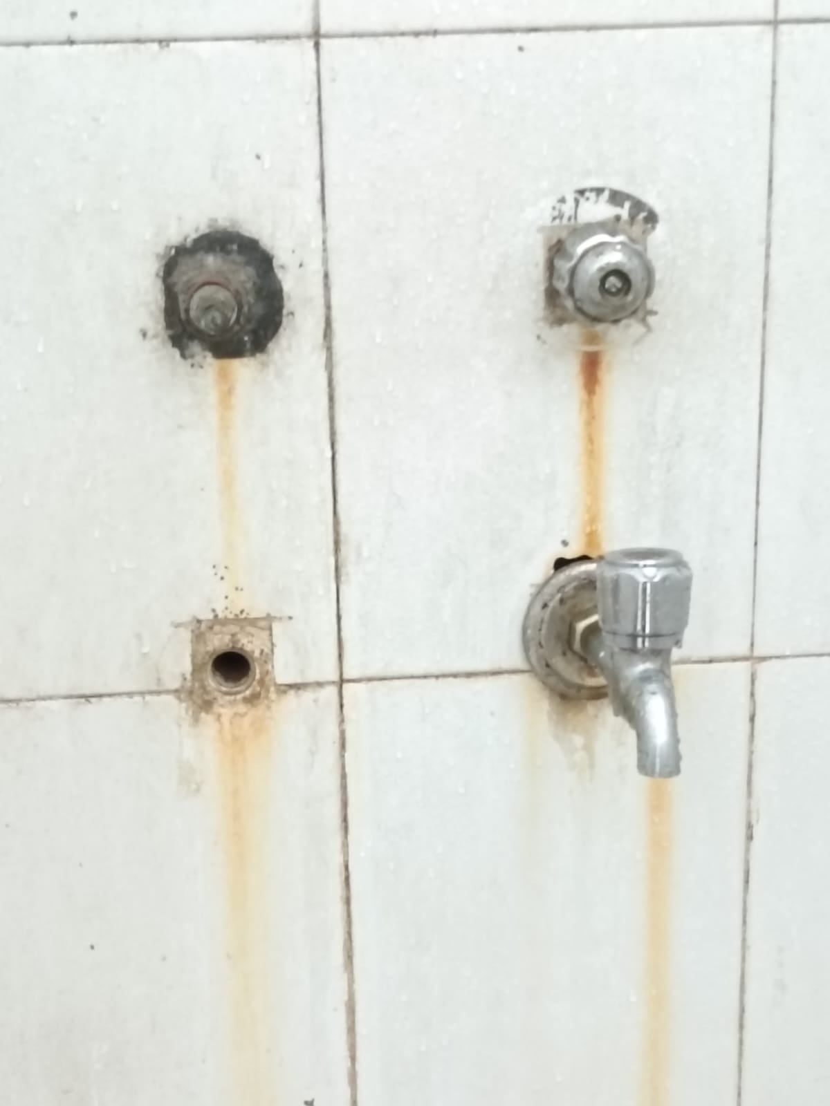वाशरूम से बह रहा पानी। संवाद