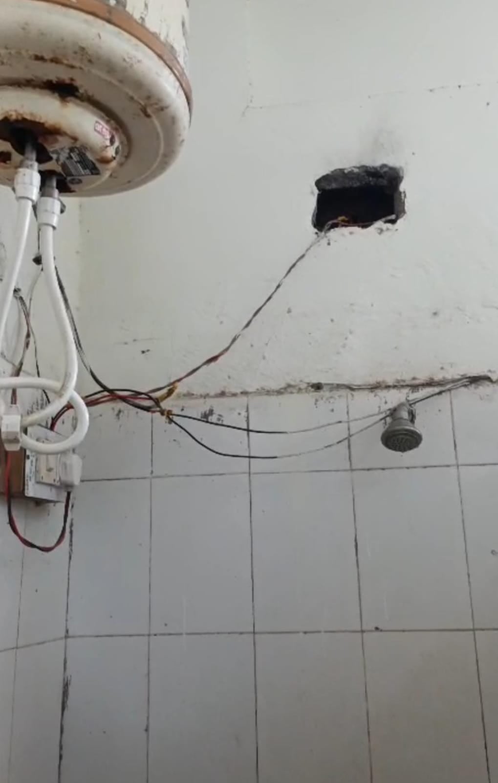वाशरूम से बह रहा पानी। संवाद