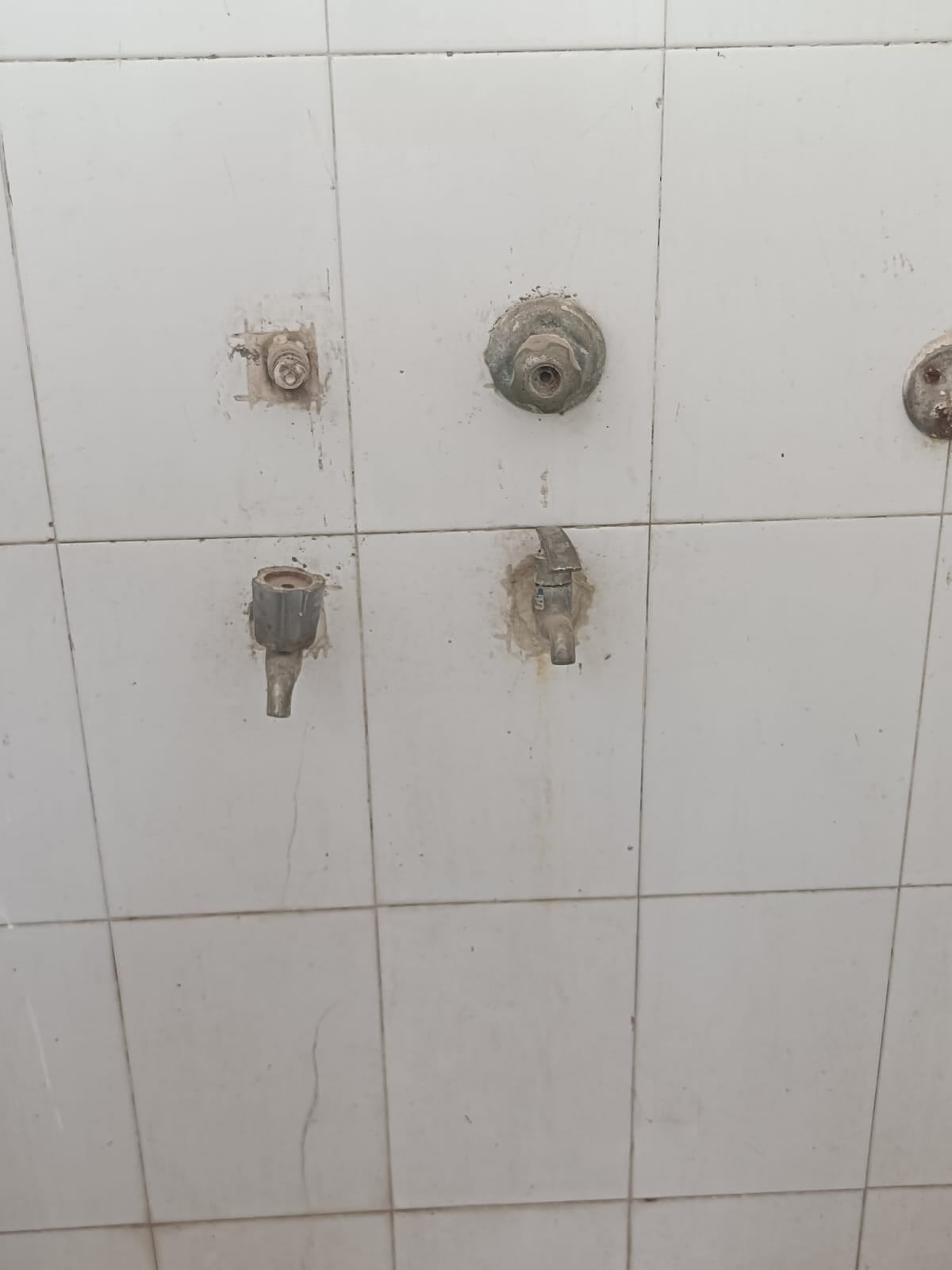 वाशरूम से बह रहा पानी। संवाद