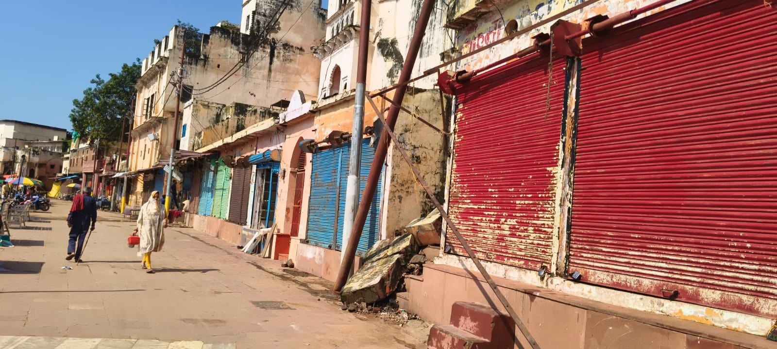 17 सीकेटीपी-07-नदी का जलस्तर कम होने के बाद घाट में जमा मलबा। संवाद 17 सीकेटीपी-07-नदी का जलस्तर कम होने के बाद घाट में जमा मलबा। संवाद