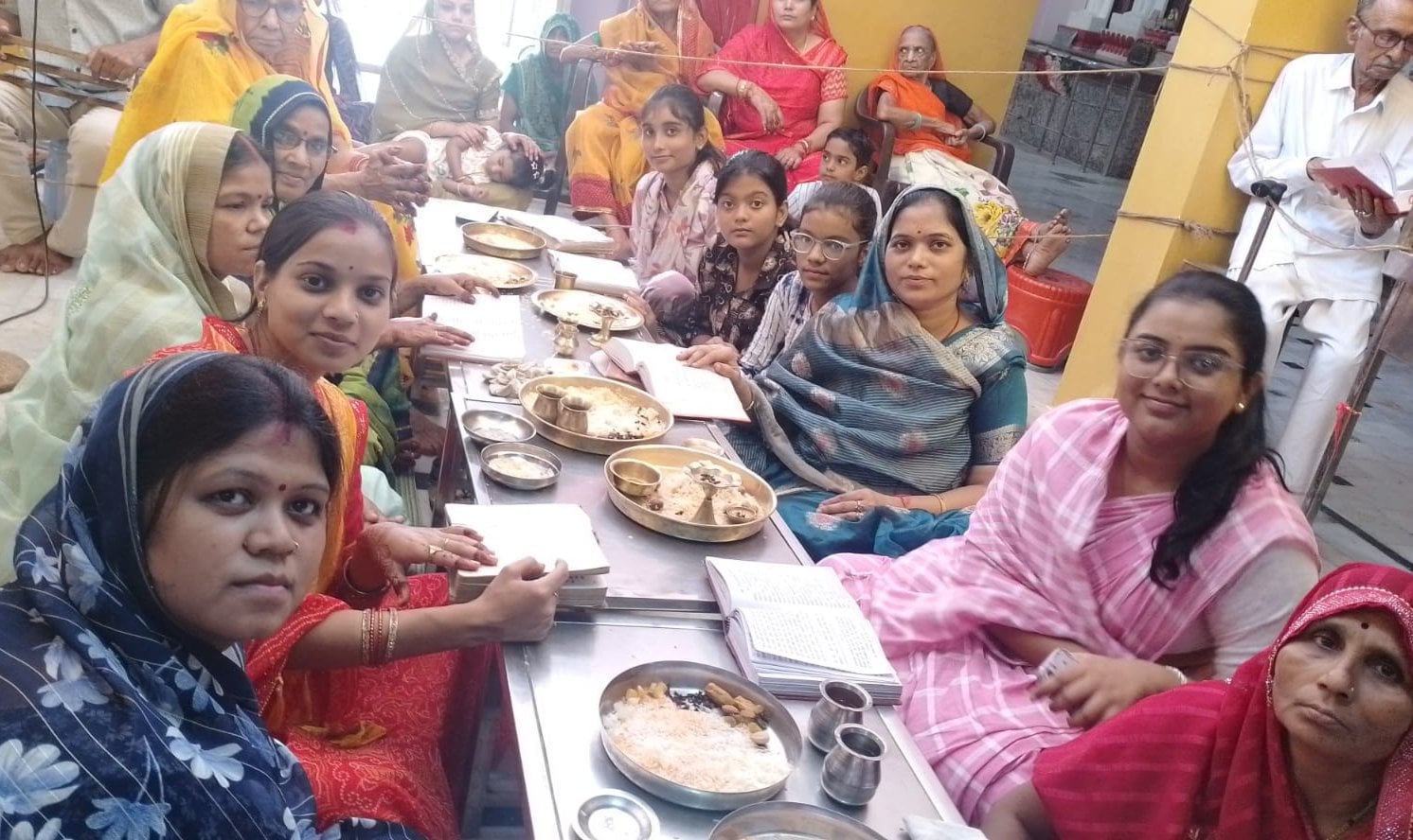 भगवान सुपार्श्वनाथ का अभिषेक करते श्रद्धालु। आयोजक भगवान सुपार्श्वनाथ का अभिषेक करते श्रद्धालु। आयोजक