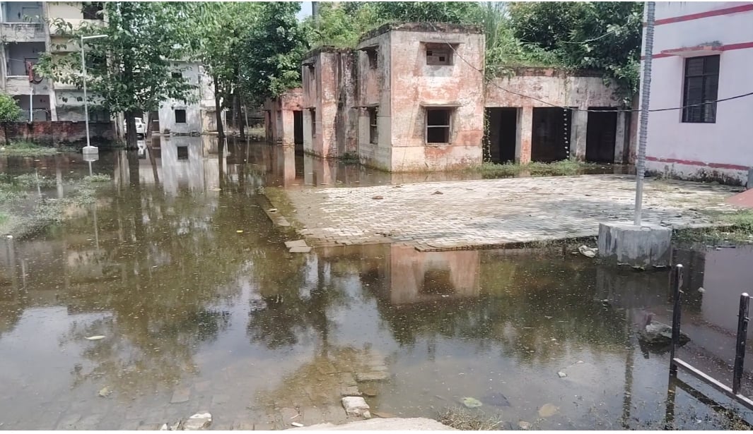 बेहजम सीएचसी परिसर में भरा पानी। संवाद बेहजम सीएचसी परिसर में भरा पानी। संवाद