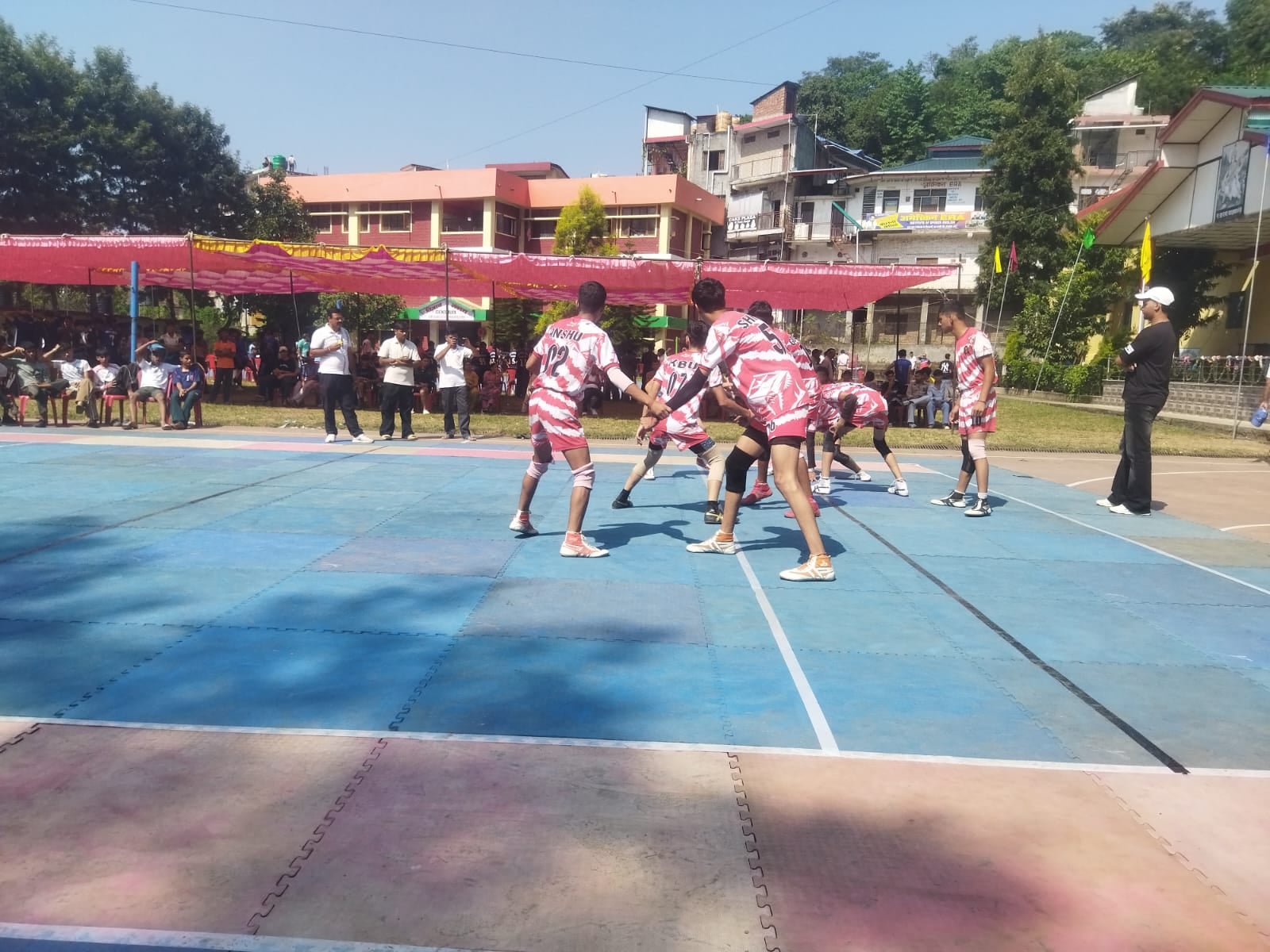 भरेड़ी स्कूल में आयोजित अंडर-19 माइनर जिला स्तरीय प्रतियोगिता में वॉलीबाल का मुकाबला जीतने के ब
