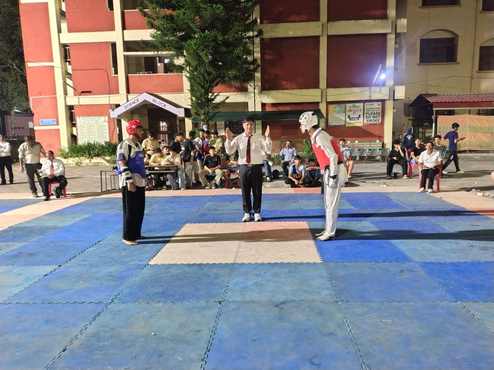 भरेड़ी स्कूल में आयोजित अंडर-19 माइनर जिला स्तरीय प्रतियोगिता में वॉलीबाल का मुकाबला जीतने के ब