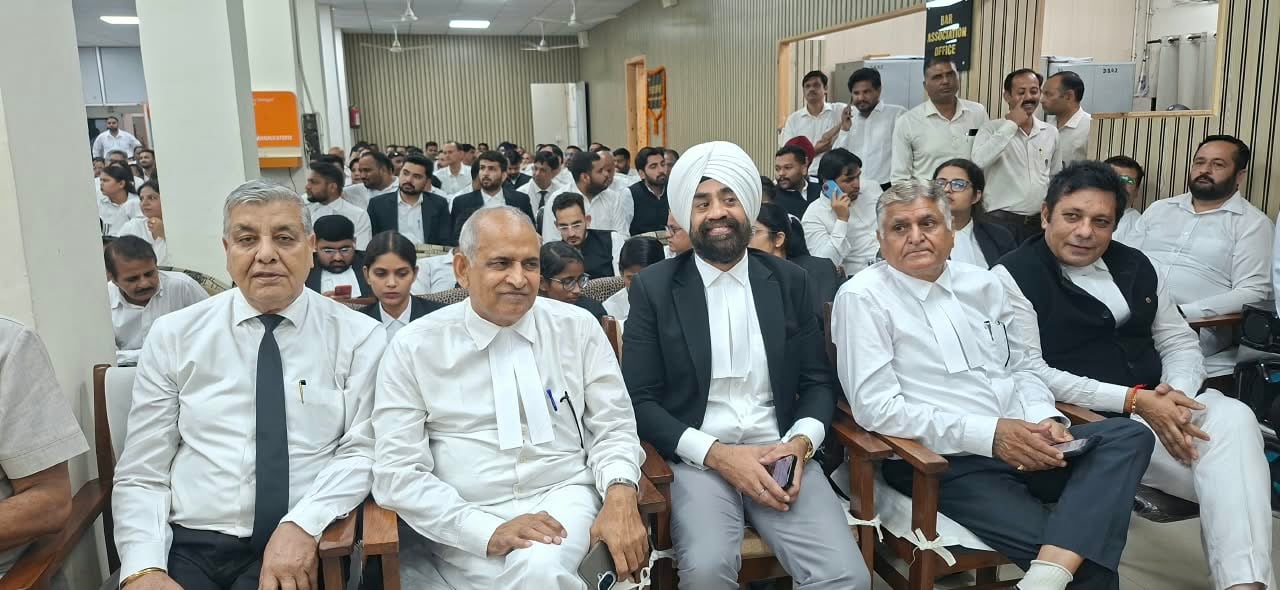 बार एसोसिएशन पद की शपथ ग्रहण करतीं उपाध्यक्ष। संवाद बार एसोसिएशन पद की शपथ ग्रहण करतीं उपाध्यक्ष। संवाद