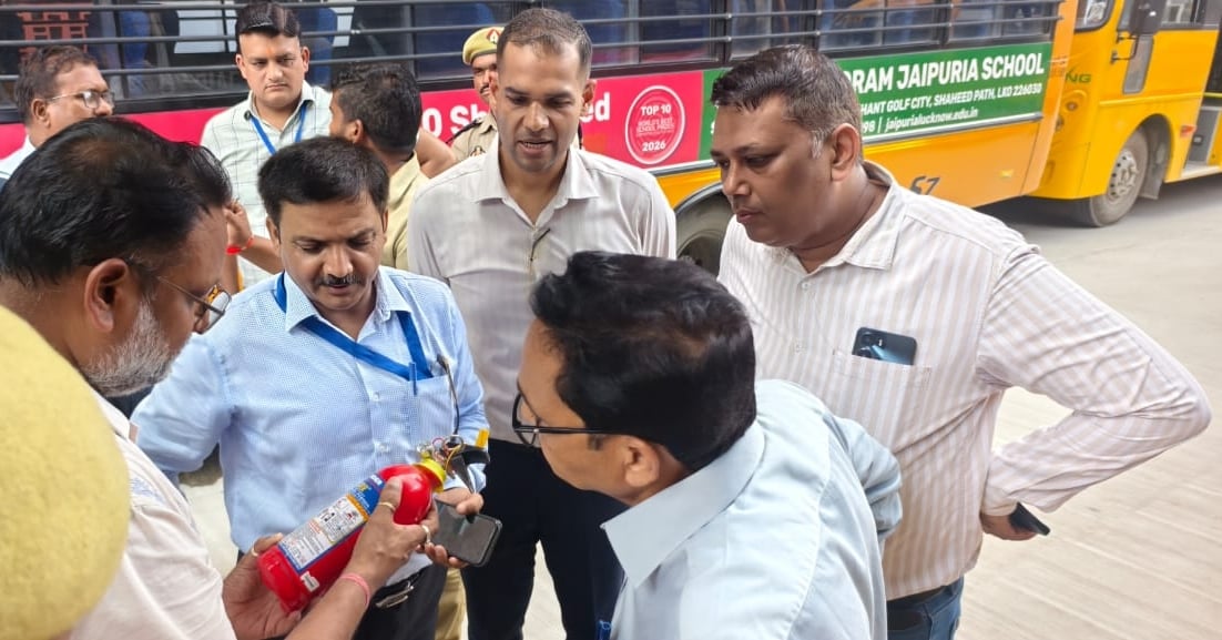 बसों के कागजात जांचते अधिकारी। बसों के कागजात जांचते अधिकारी।