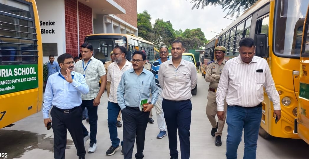 बसों के कागजात जांचते अधिकारी। बसों के कागजात जांचते अधिकारी।