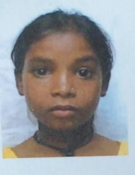 छात्रा के डूबने के बाद घर पर लिखा-पढ़ी करती पुलिस। संवाद छात्रा के डूबने के बाद घर पर लिखा-पढ़ी करती पुलिस। संवाद