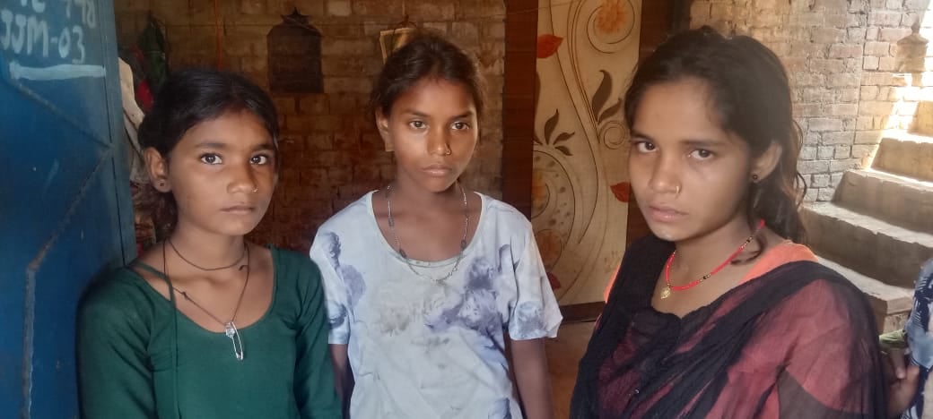 छात्रा के डूबने के बाद घर पर लिखा-पढ़ी करती पुलिस। संवाद छात्रा के डूबने के बाद घर पर लिखा-पढ़ी करती पुलिस। संवाद