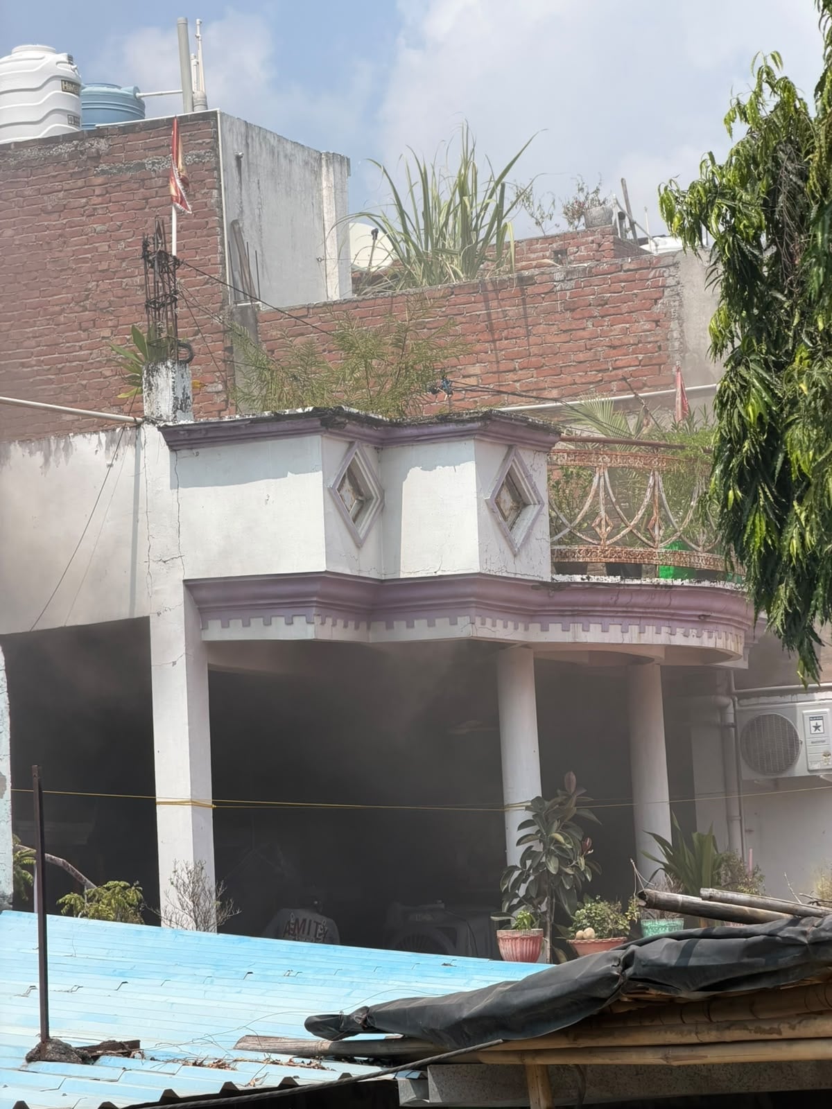 फैजुल्लागंज के यशनगर स्थित मकान में लगी आग। फैजुल्लागंज के यशनगर स्थित मकान में लगी आग।