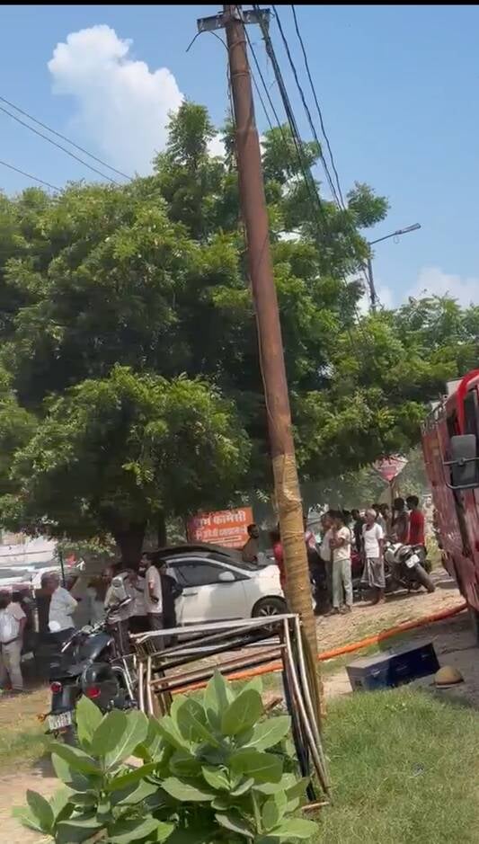 फैजुल्लागंज के यशनगर स्थित मकान में लगी आग। फैजुल्लागंज के यशनगर स्थित मकान में लगी आग।