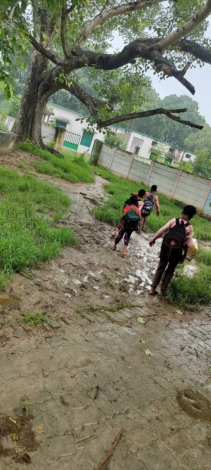 फोटो 10- गजहा डेरा स्थित प्राथमिक विद्यालय, बैठे छात्र व छात्राएं। संवाद