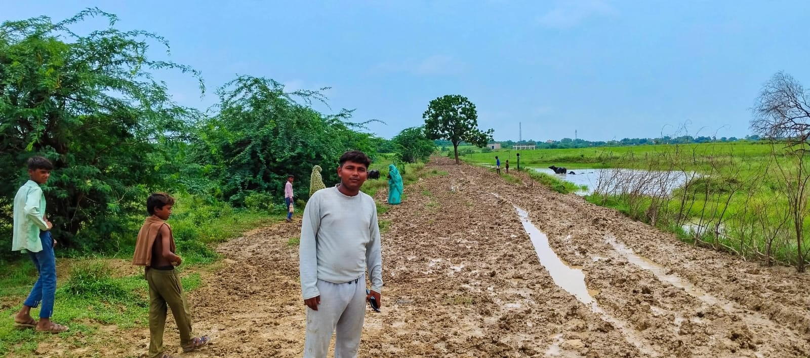 फोटो 10- गजहा डेरा स्थित प्राथमिक विद्यालय, बैठे छात्र व छात्राएं। संवाद