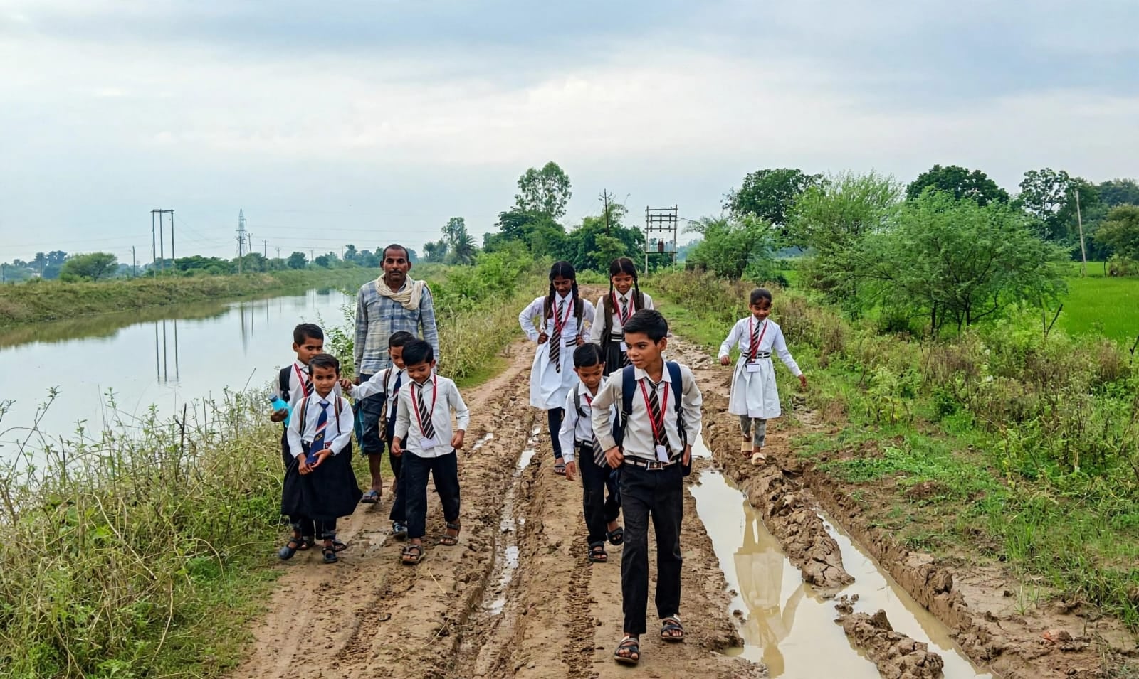 फोटो 10- गजहा डेरा स्थित प्राथमिक विद्यालय, बैठे छात्र व छात्राएं। संवाद