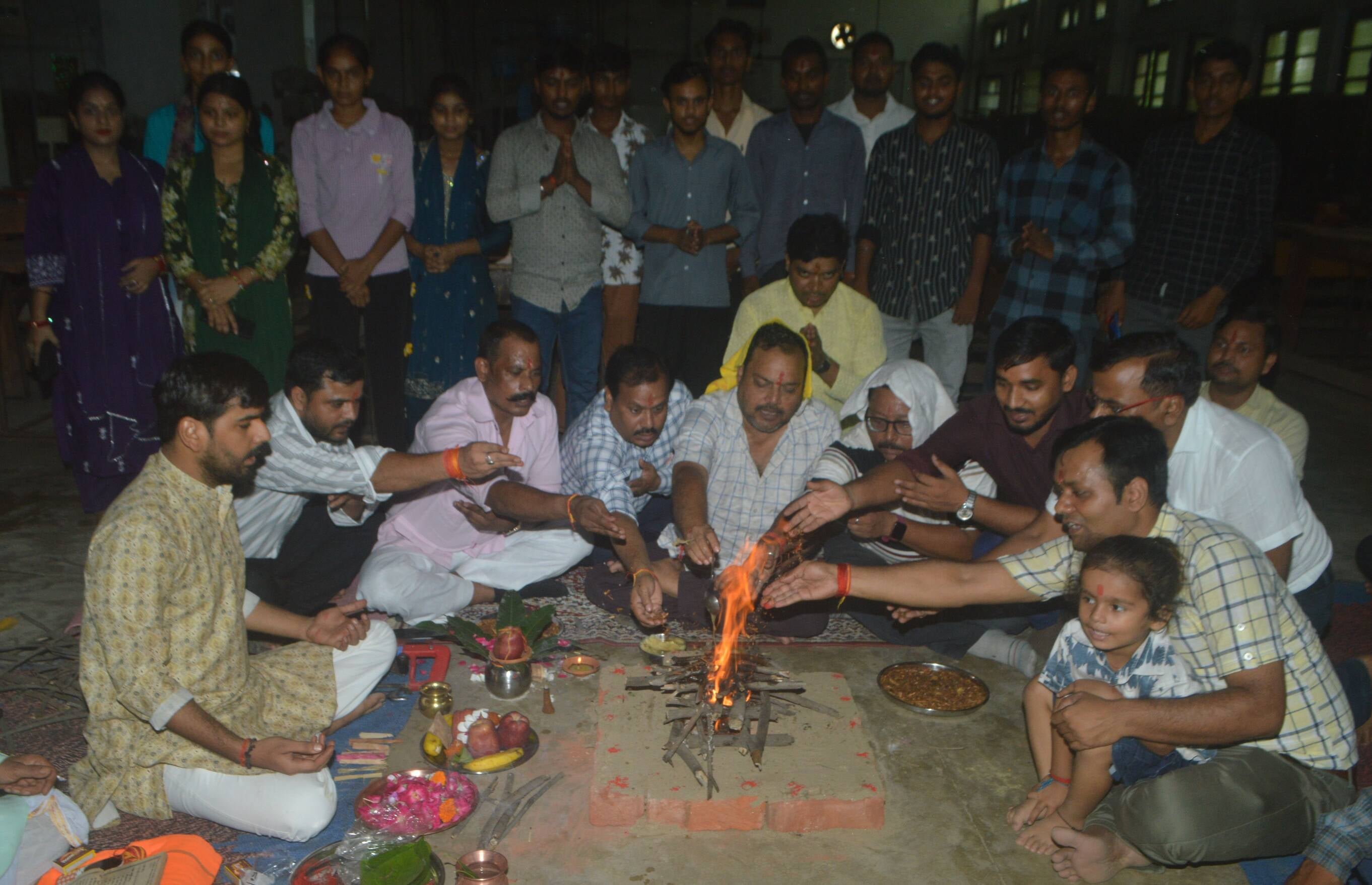 फोटो-11- विश्वकर्मा जयंती पर्व पर मंदिर में पूजन करते विश्वकर्मा समाज के पदाधिका। संवादरी