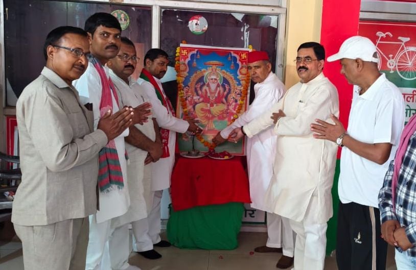 फोटो-11- विश्वकर्मा जयंती पर्व पर मंदिर में पूजन करते विश्वकर्मा समाज के पदाधिका। संवादरी