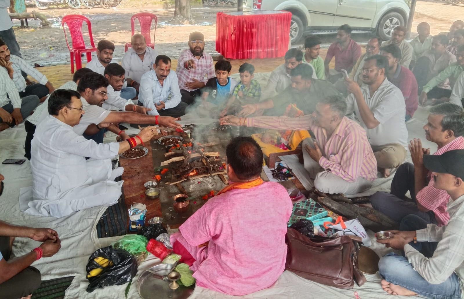 फोटो-11- विश्वकर्मा जयंती पर्व पर मंदिर में पूजन करते विश्वकर्मा समाज के पदाधिका। संवादरी फोटो-11- विश्वकर्मा जयंती पर्व पर मंदिर में पूजन करते विश्वकर्मा समाज के पदाधिका। संवादरी