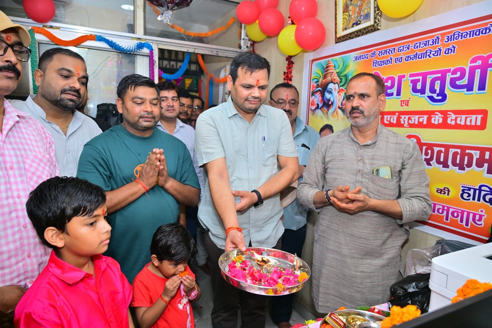 फोटो-11- विश्वकर्मा जयंती पर्व पर मंदिर में पूजन करते विश्वकर्मा समाज के पदाधिका। संवादरी फोटो-11- विश्वकर्मा जयंती पर्व पर मंदिर में पूजन करते विश्वकर्मा समाज के पदाधिका। संवादरी