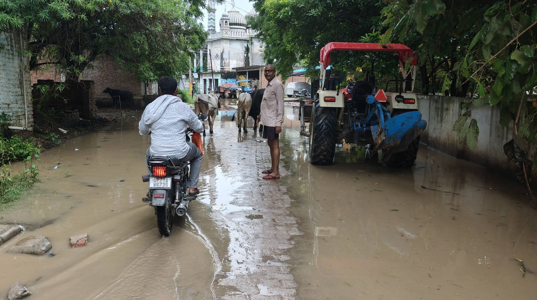 फोटो-12-जाफरगंज में बड़ी मस्जिद थाना गली में भरा बरसात का पानी। संवाद फोटो-12-जाफरगंज में बड़ी मस्जिद थाना गली में भरा बरसात का पानी। संवाद