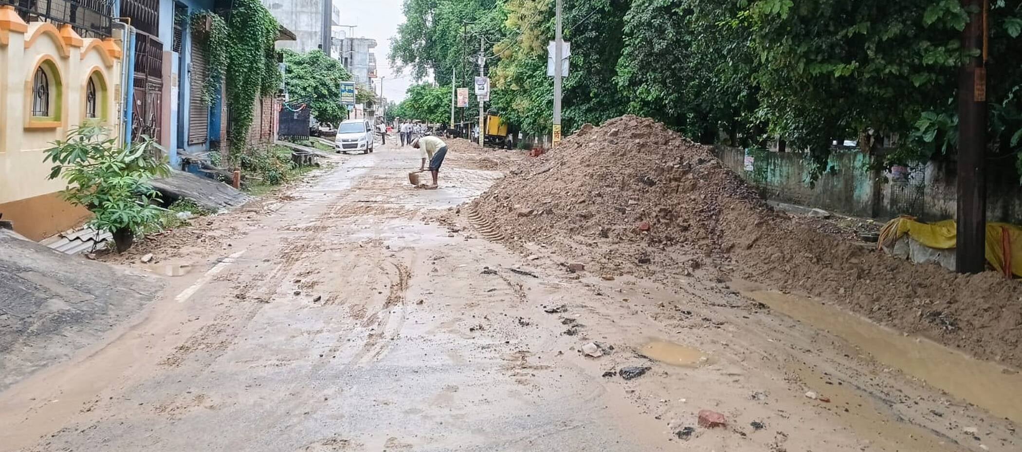 फोटो-45-जिला अस्पताल के पास सड़क पर भरे पानी से निकलते वाहन। संवाद