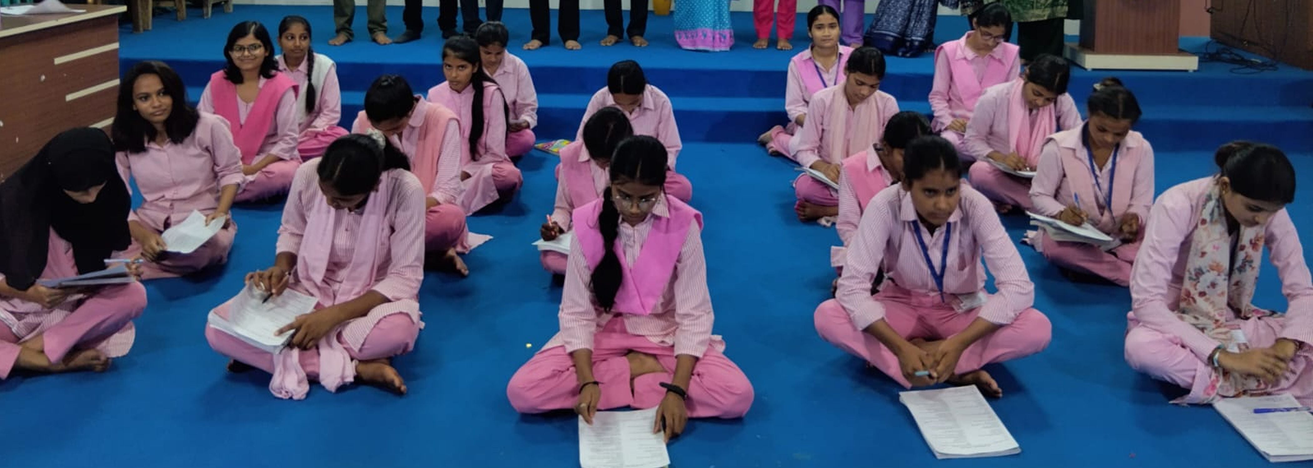 फोटो-50-पोस्टर प्रतियोगिता में प्रतिभाग करती छात्राएं। संवाद फोटो-50-पोस्टर प्रतियोगिता में प्रतिभाग करती छात्राएं। संवाद