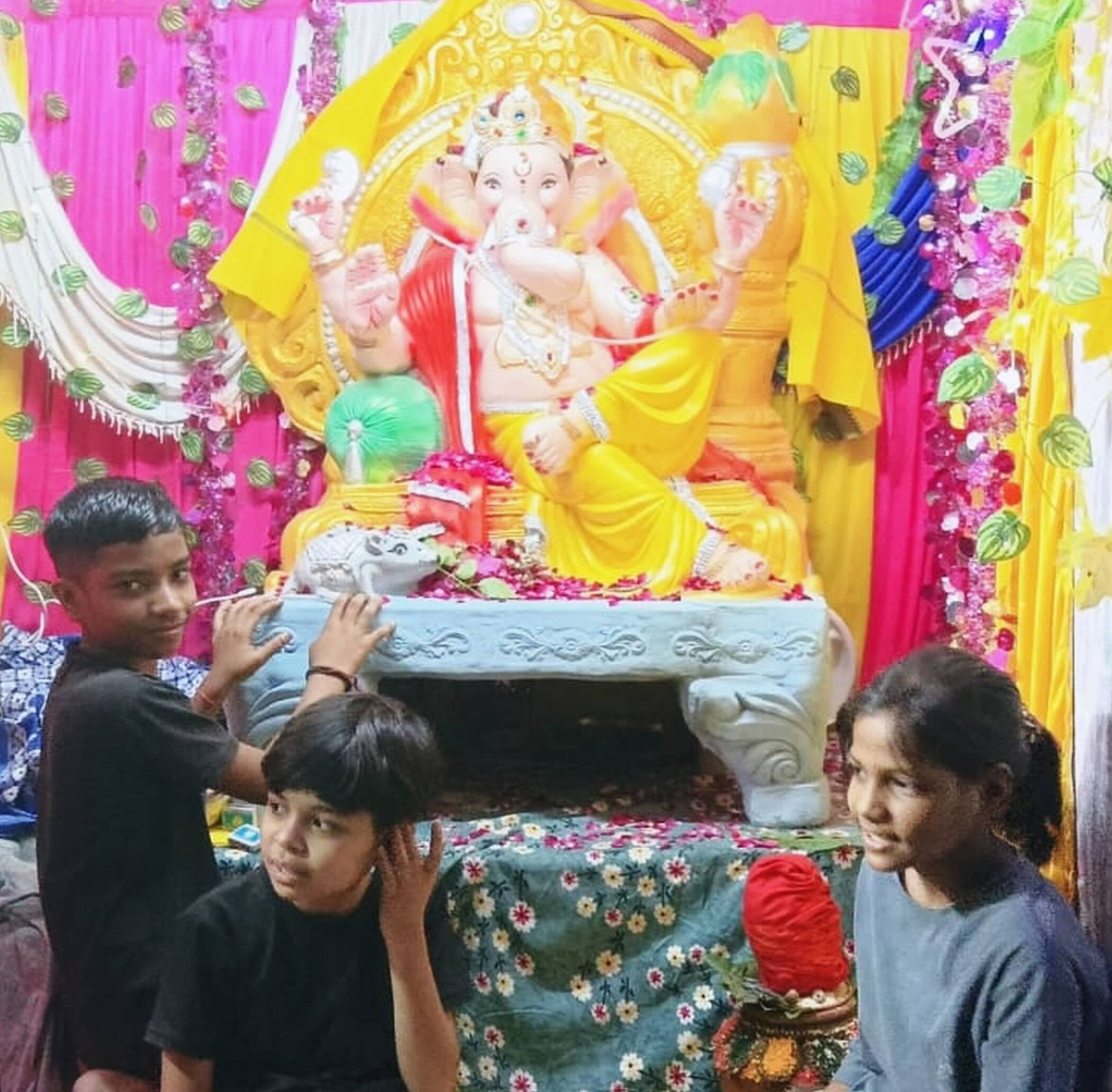फोटो-51-खागा के ब्राह्मण टोला में पंडाल में विराजमान गणपति। संवाद फोटो-51-खागा के ब्राह्मण टोला में पंडाल में विराजमान गणपति। संवाद