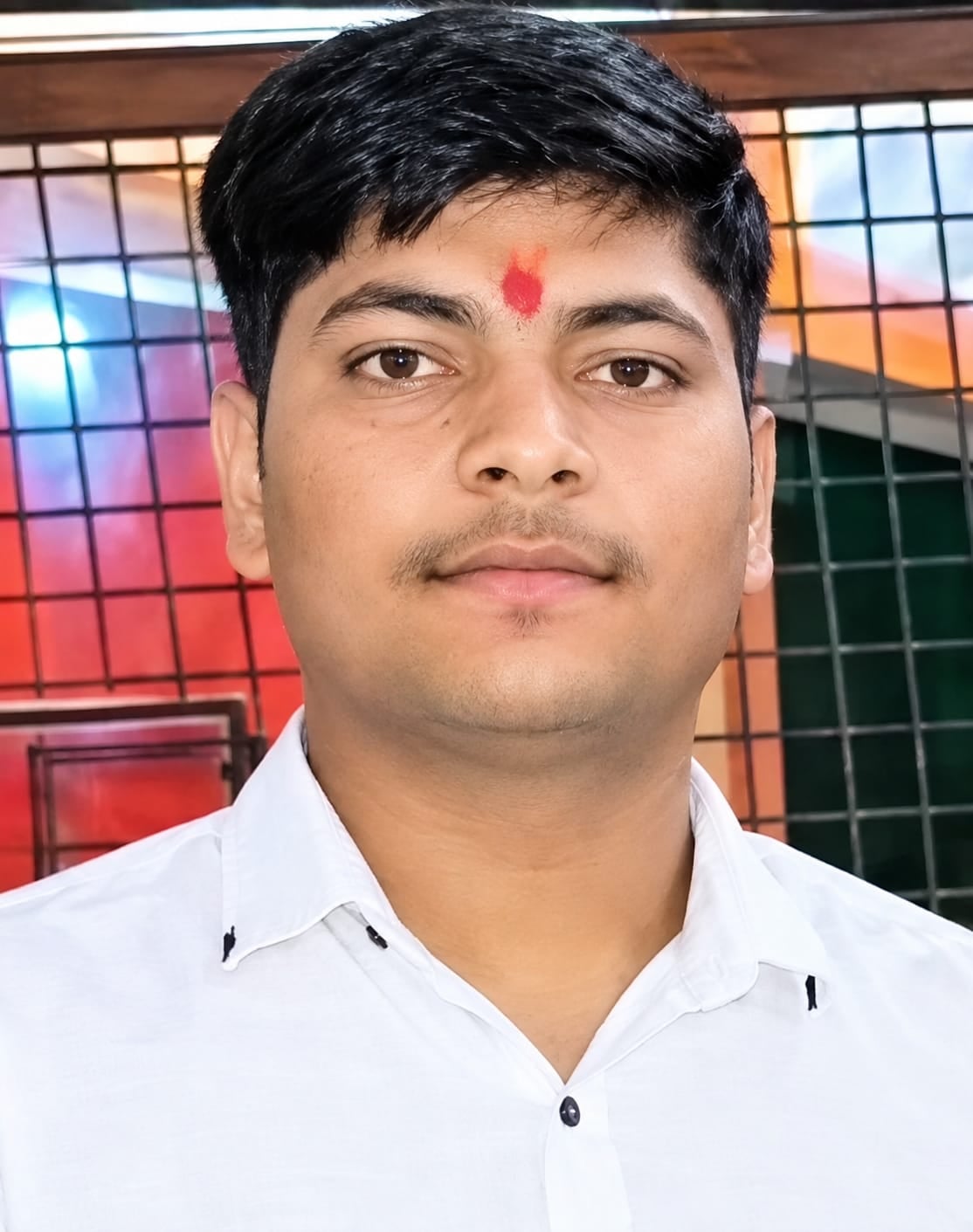 फोटो23 सहावर में सड़क हादसे में हुई युवक की मौत के बारे में जानकारी करती पुलिस।संवाद