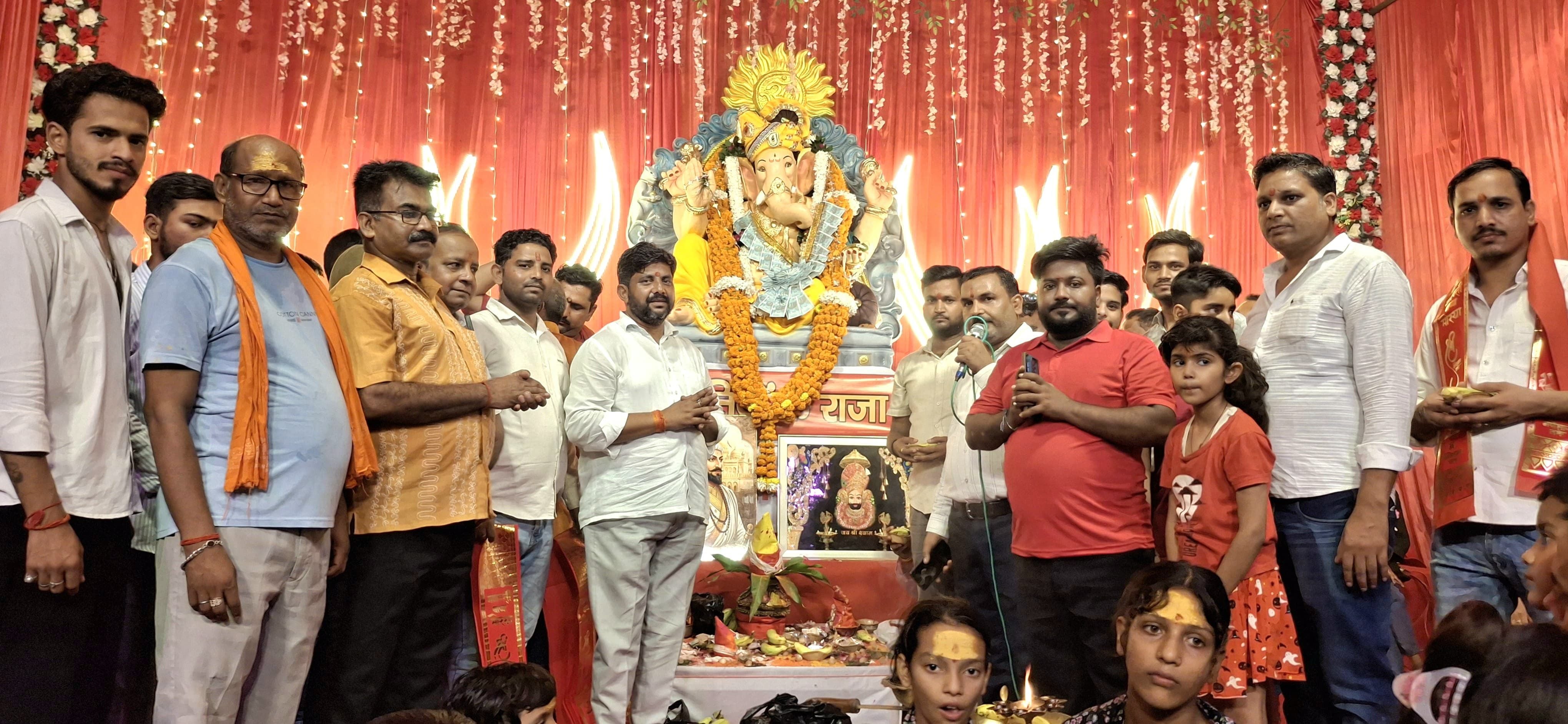 गणपति पूजन में उमड़े श्रद्धालु। संवाद