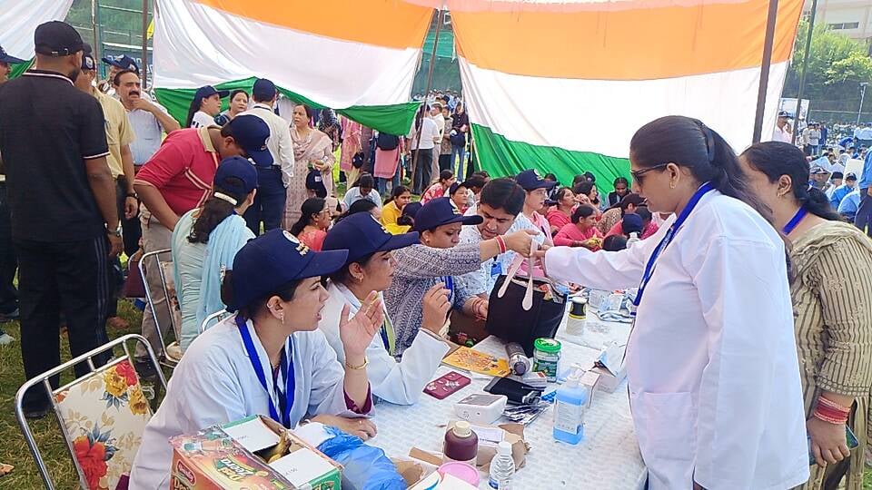 गर्मी और बढ़ती उम्र से निजात पाने के लिए इंदिरा गांधी स्टेडियम में लगे टेंट के छाया नीचे बचाव क गर्मी और बढ़ती उम्र से निजात पाने के लिए इंदिरा गांधी स्टेडियम में लगे टेंट के छाया नीचे बचाव क