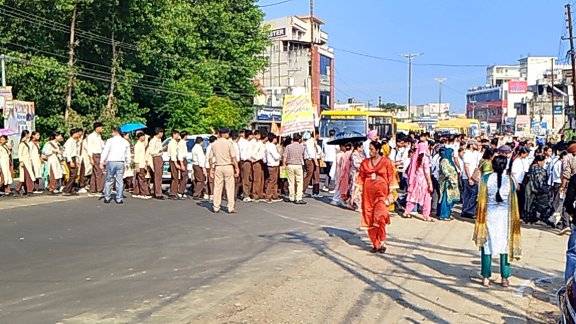 गर्मी और बढ़ती उम्र से निजात पाने के लिए इंदिरा गांधी स्टेडियम में लगे टेंट के छाया नीचे बचाव क गर्मी और बढ़ती उम्र से निजात पाने के लिए इंदिरा गांधी स्टेडियम में लगे टेंट के छाया नीचे बचाव क