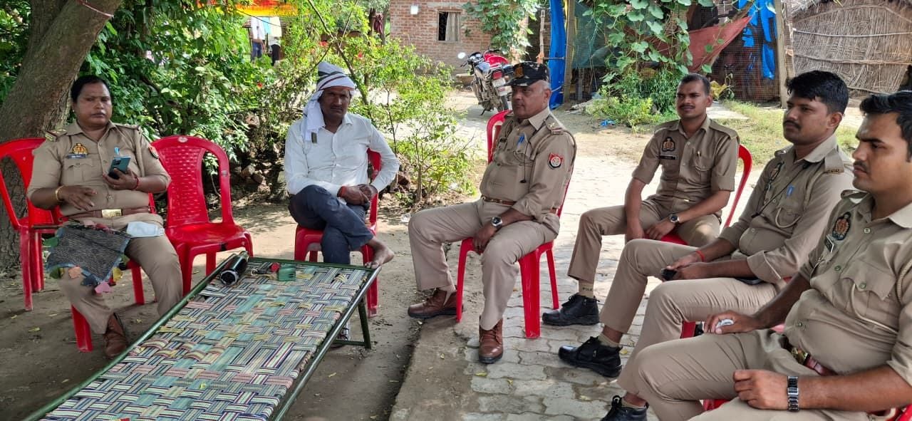 ग्राम रेक्सड़िया में घर के सामने खेत मे गमगीन हालत में बैठे मृतक विनोद साहनी के पिता, भाई, पुत्र ग्राम रेक्सड़िया में घर के सामने खेत मे गमगीन हालत में बैठे मृतक विनोद साहनी के पिता, भाई, पुत्र