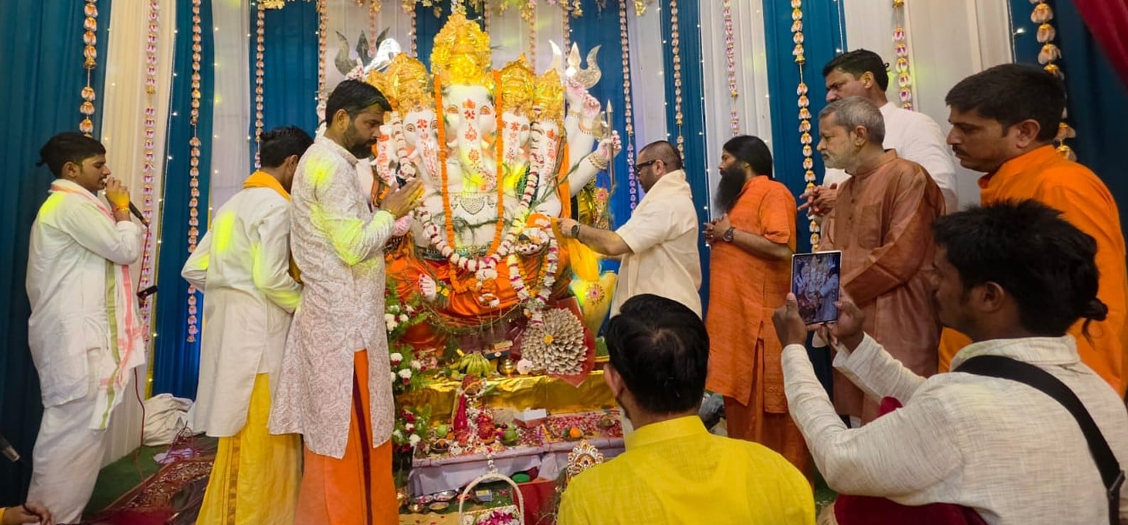 गैसड़ी बाजार में निकले श्रीगणेश प्रतिमा विसर्जन की शोभायात्रा में शामिल श्रद्धालु।