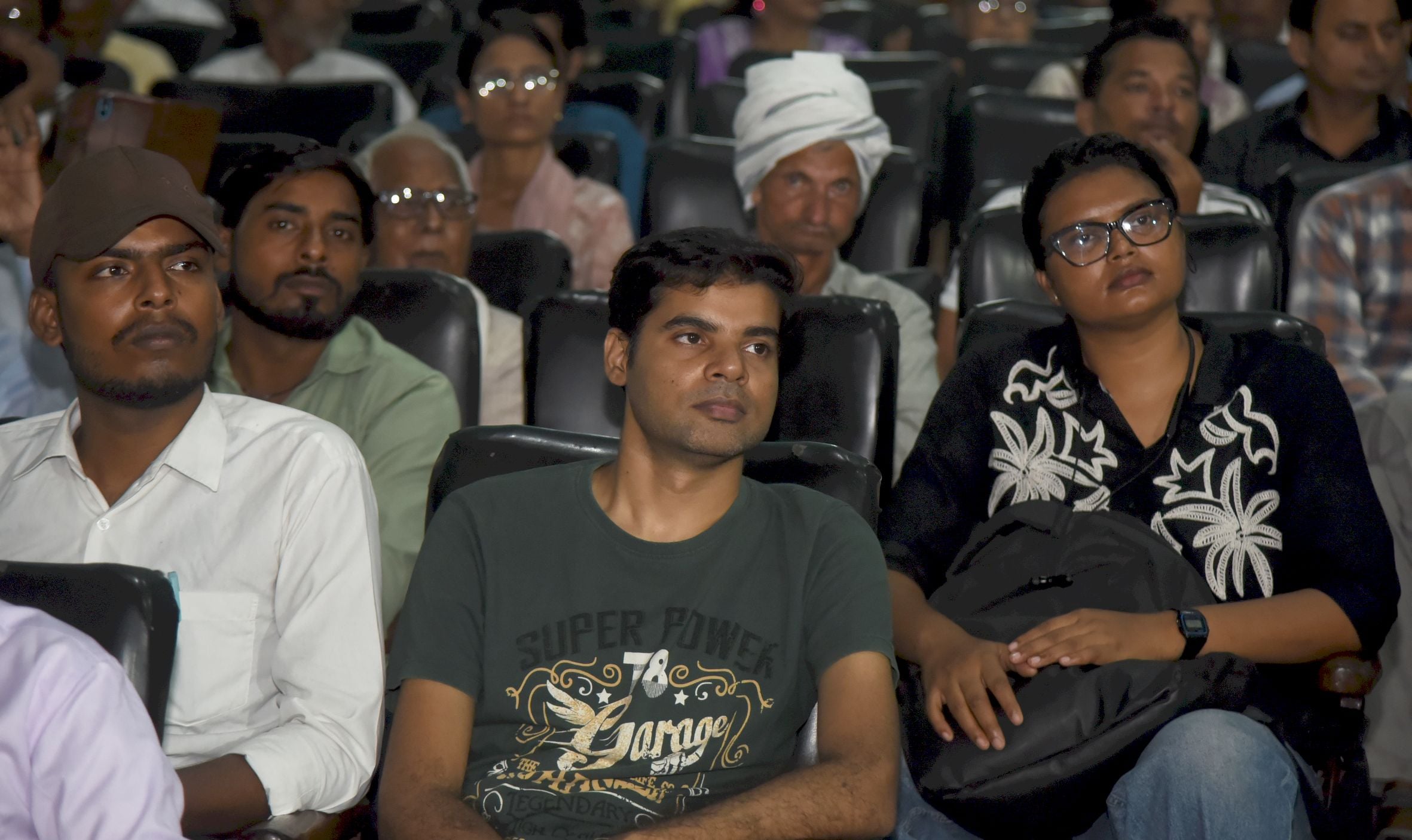 गांधी भवन में लोगों को संबोधित करतीं नेहा बोरा गांधी भवन में लोगों को संबोधित करतीं नेहा बोरा