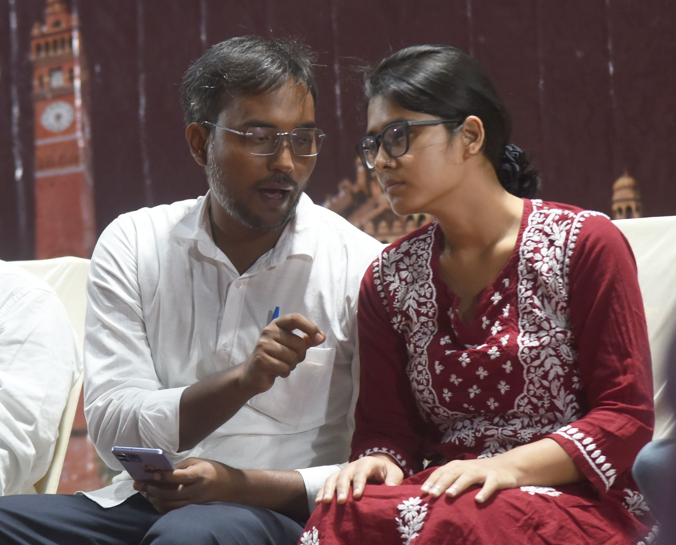 गांधी भवन में लोगों को संबोधित करतीं नेहा बोरा गांधी भवन में लोगों को संबोधित करतीं नेहा बोरा