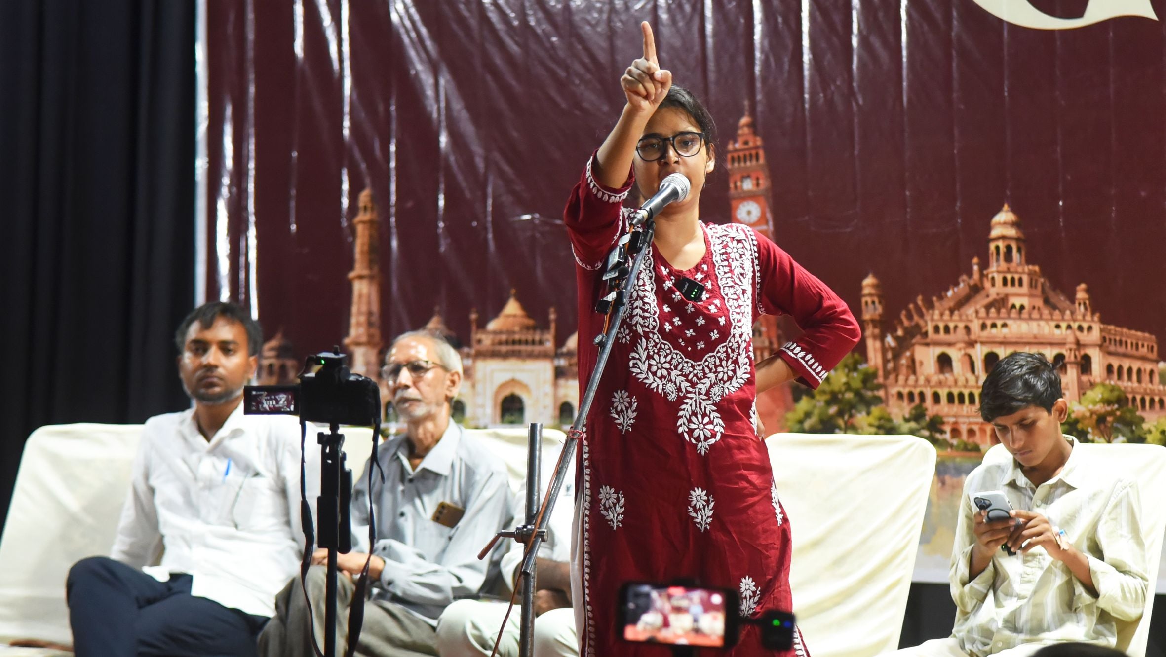 गांधी भवन में लोगों को संबोधित करतीं नेहा बोरा गांधी भवन में लोगों को संबोधित करतीं नेहा बोरा