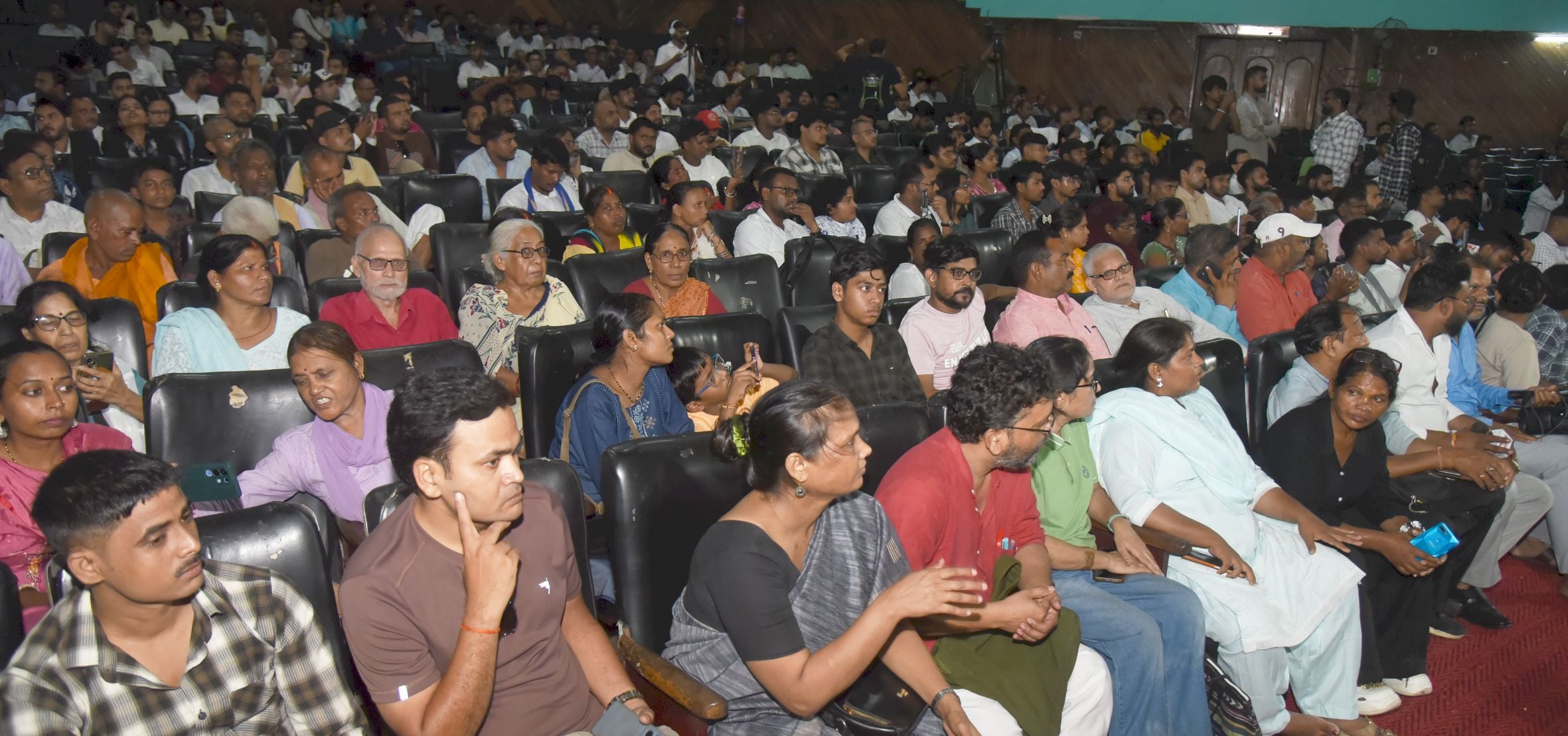 गांधी भवन में लोगों को संबोधित करतीं नेहा बोरा गांधी भवन में लोगों को संबोधित करतीं नेहा बोरा