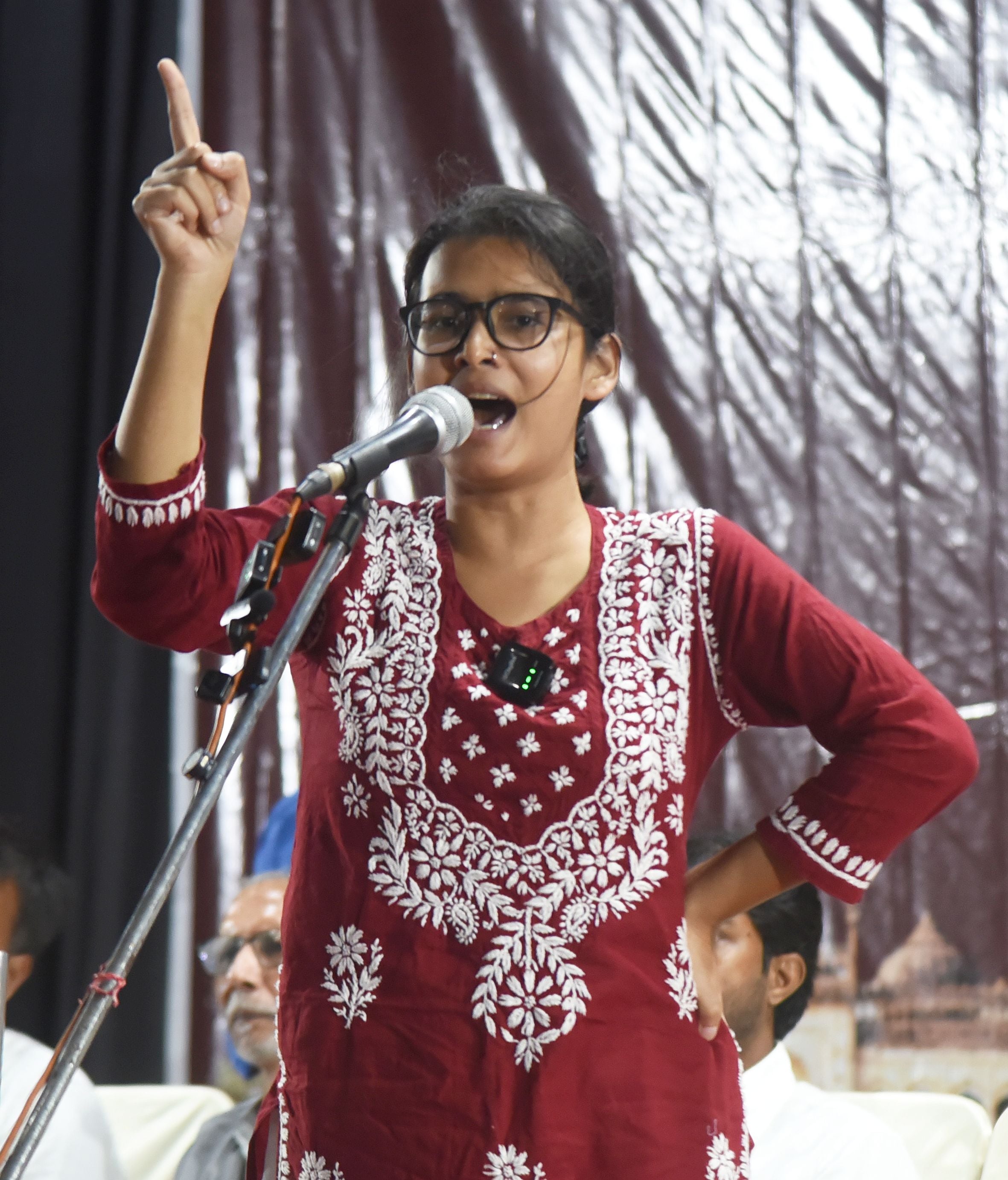 गांधी भवन में लोगों को संबोधित करतीं नेहा बोरा गांधी भवन में लोगों को संबोधित करतीं नेहा बोरा